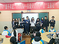 中大同學為四川地震重建災區學生表演歌唱